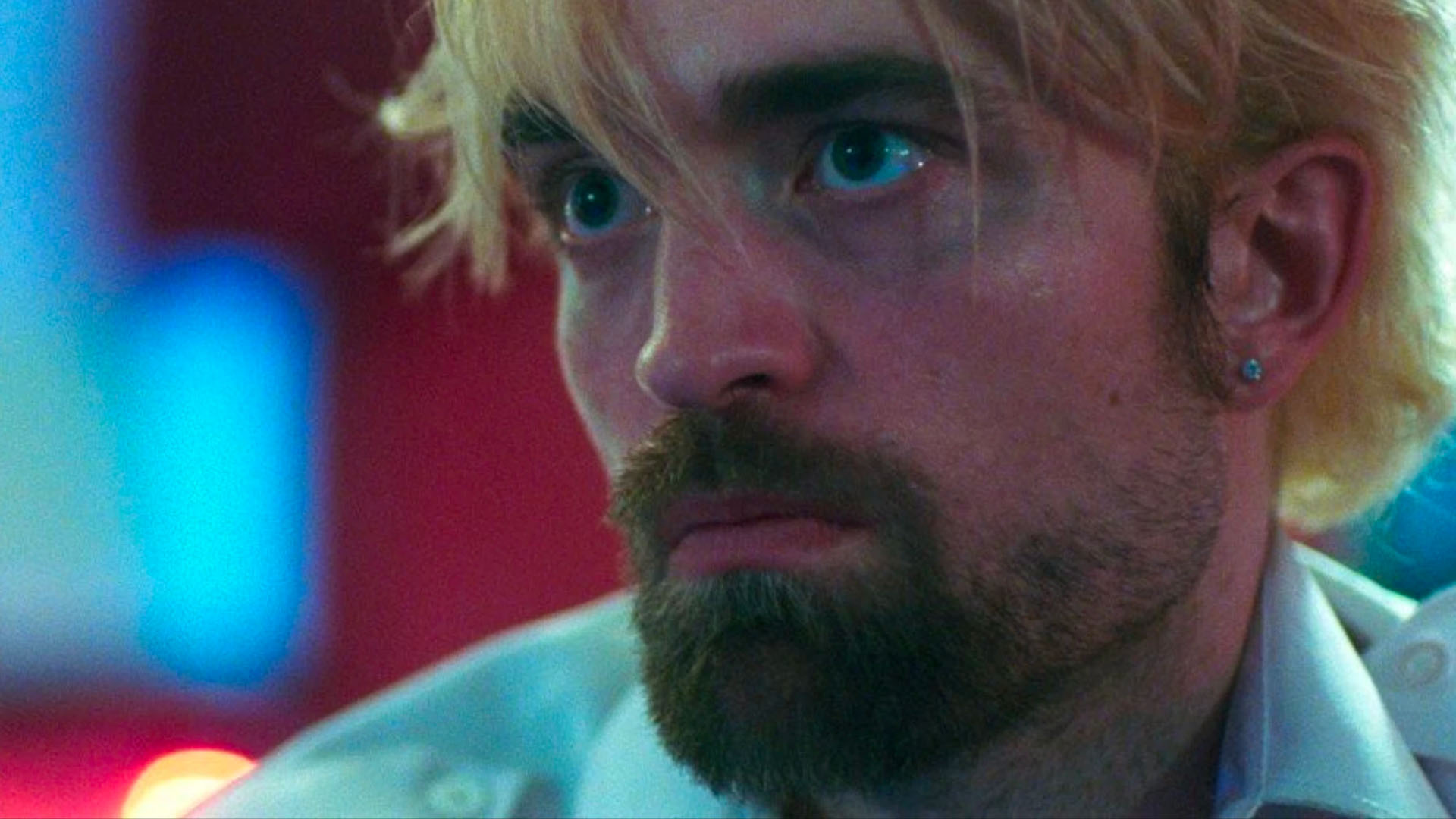 Канал хорошее время. Роберт Паттинсон good time. Good time фильм 2017. Роберт Паттинсон хорошее время. Роберт Паттинсон блондин хорошее время.