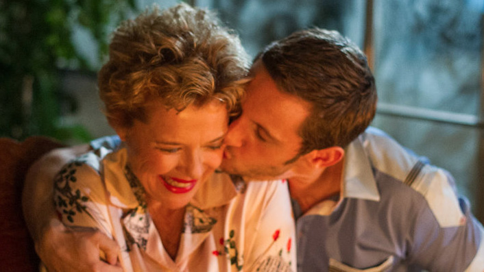 Annette Bening and Jamie Bell in Film Stars Don't Die in Liverpool